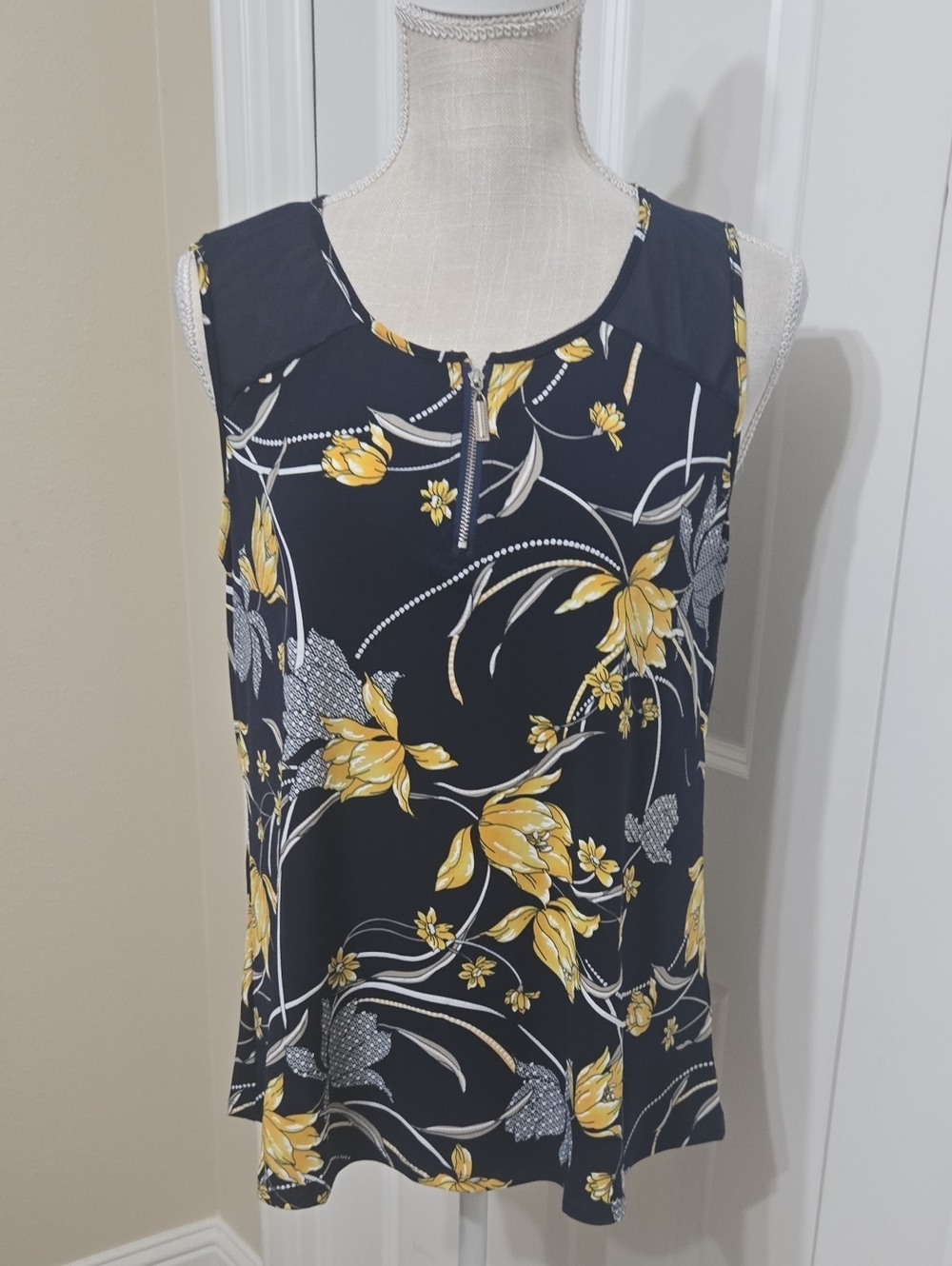 SJS Navy Floral Zip-Front Tank with Yellow Accents Sz L In Excellent Condition
